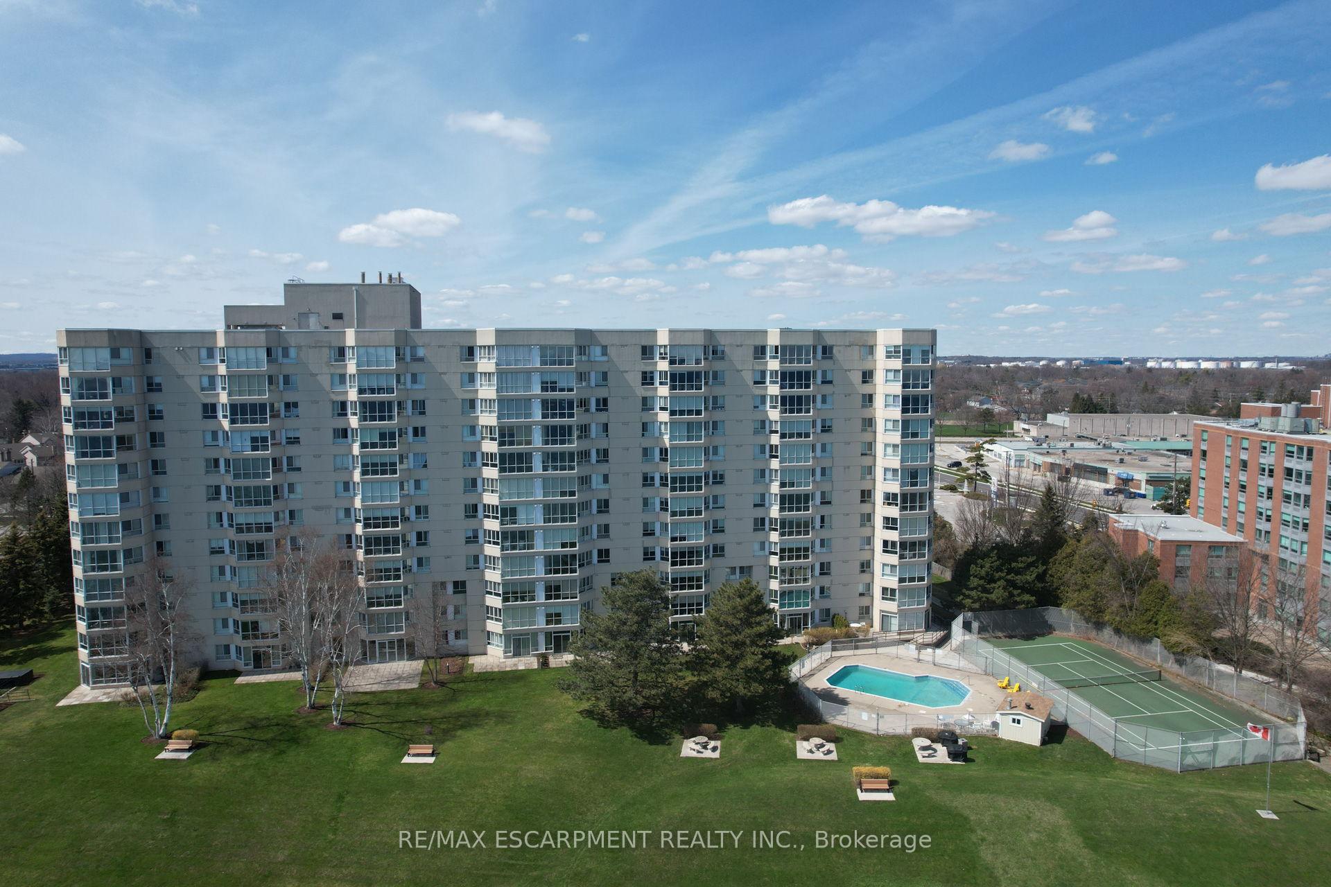 2 Bedrooms Condo at 5280 Lakeshore,  Burlington For sale