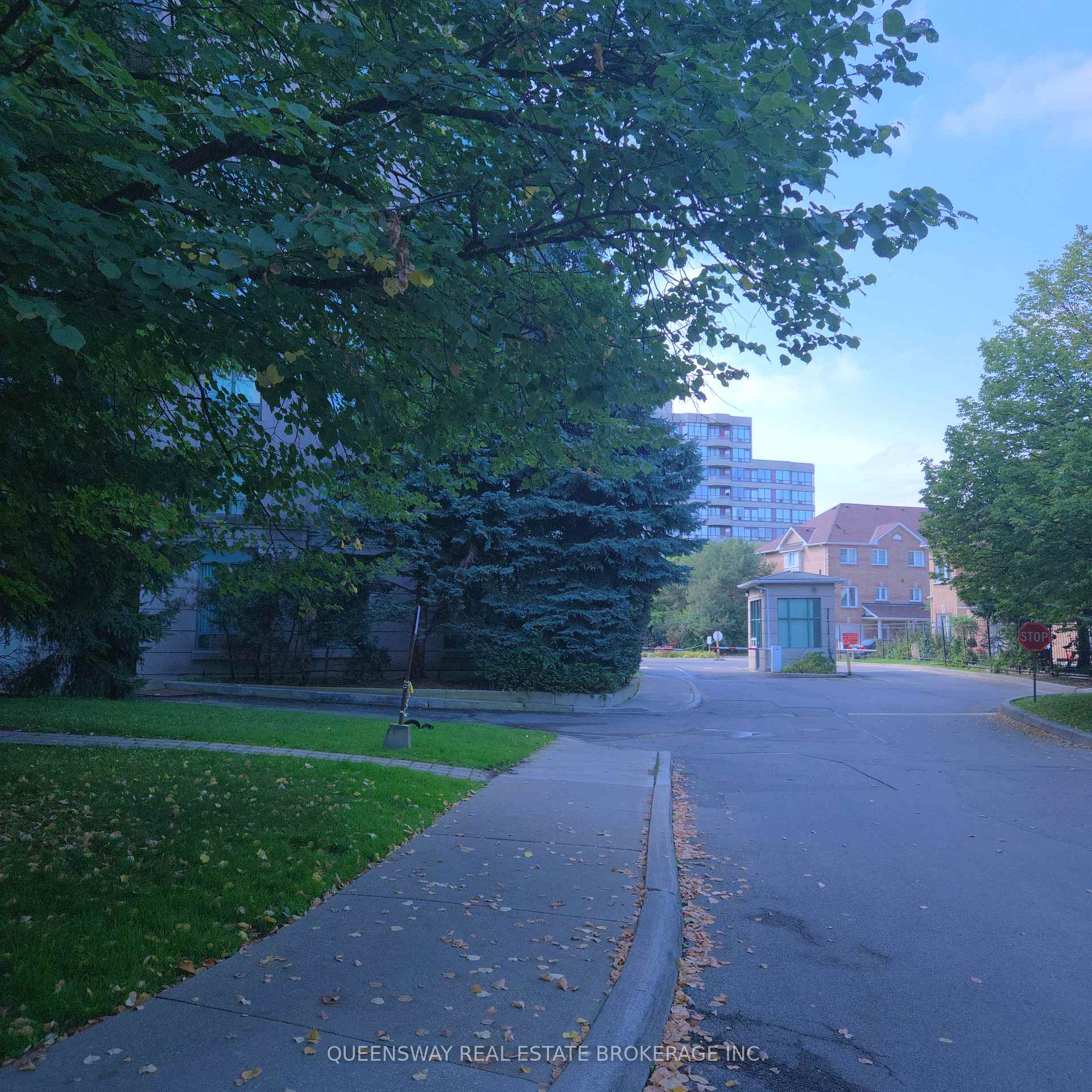2 Bedrooms Condo at 1 Emerald, Vaughan For sale