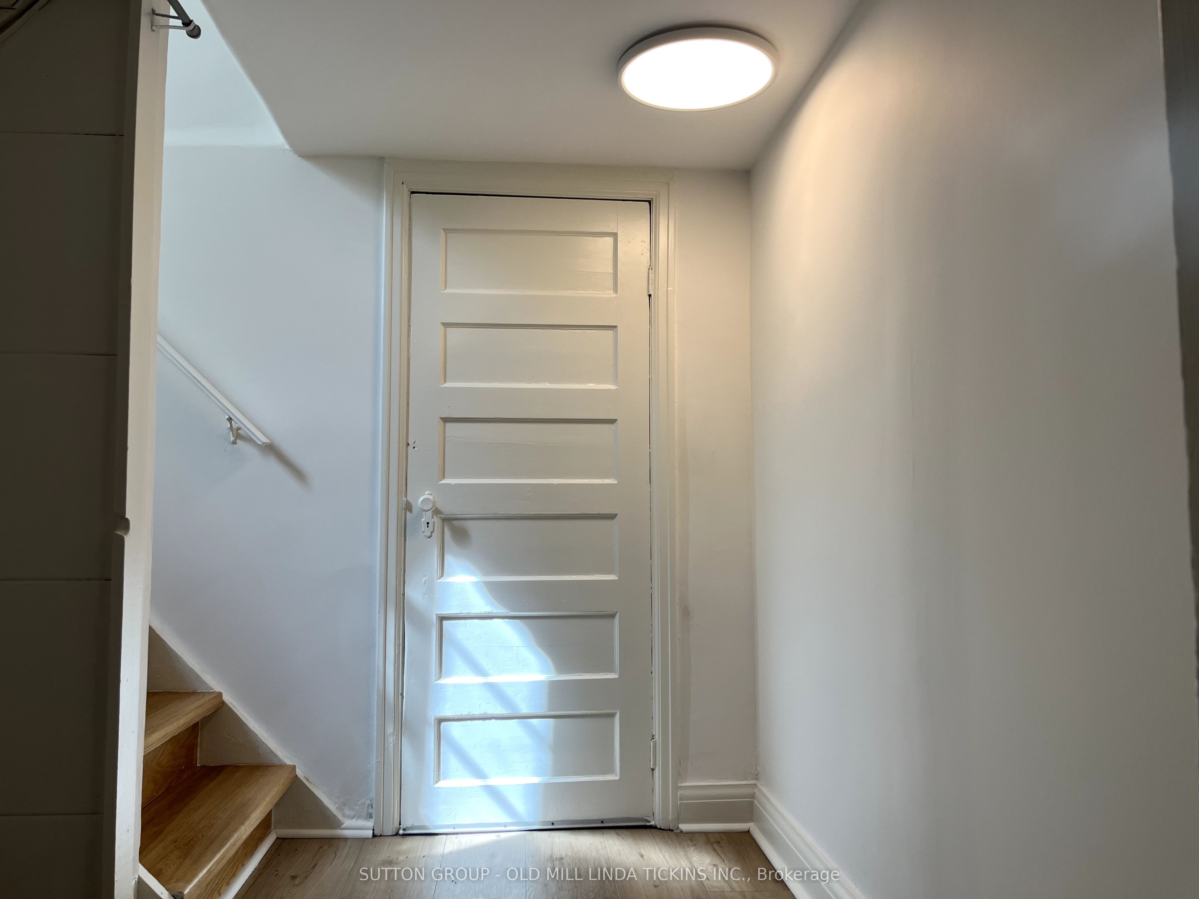 71 Royalavon Crescent, #Basement