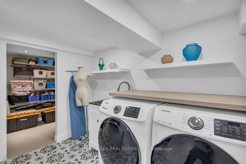 812 Duplex Avenue