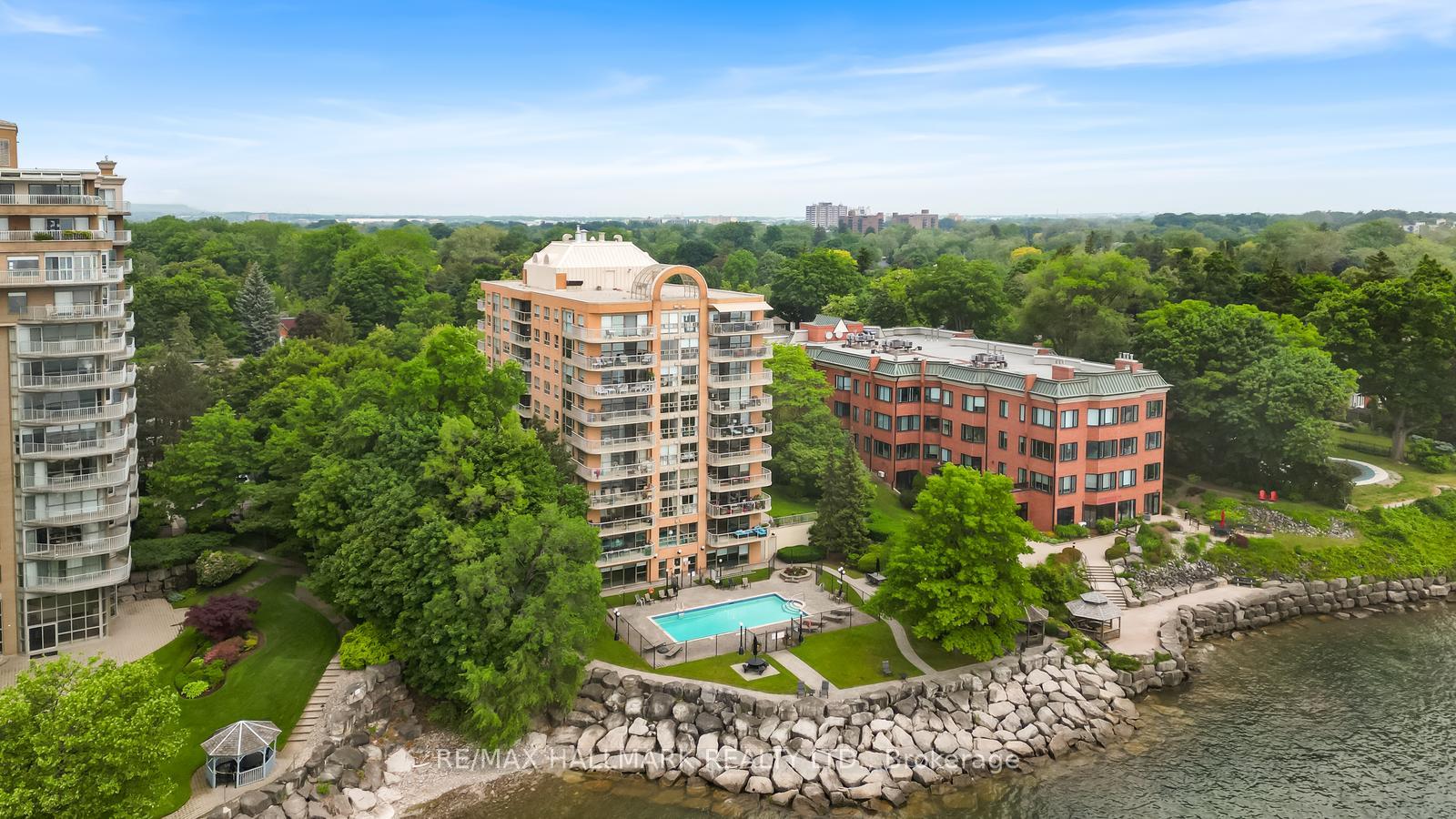 2 Bedrooms Condo at 2210 Lakeshore, Burlington For sale