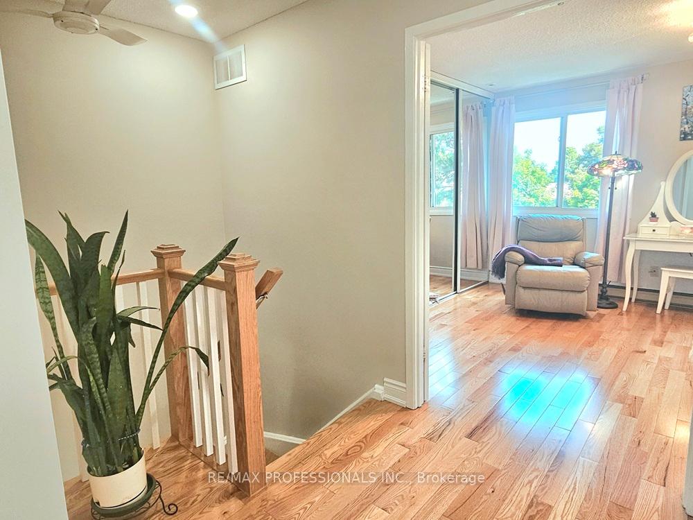 4 Bedrooms Condo at 2651 Aquitaine, Mississauga For sale