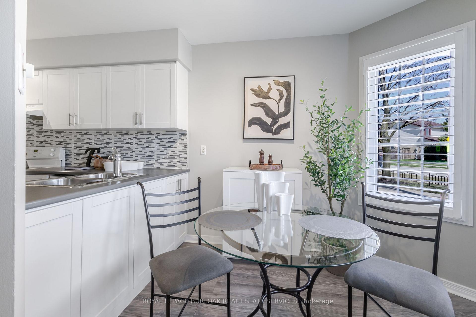 2 Bedrooms Condo at 2110 Cleaver, Burlington For sale