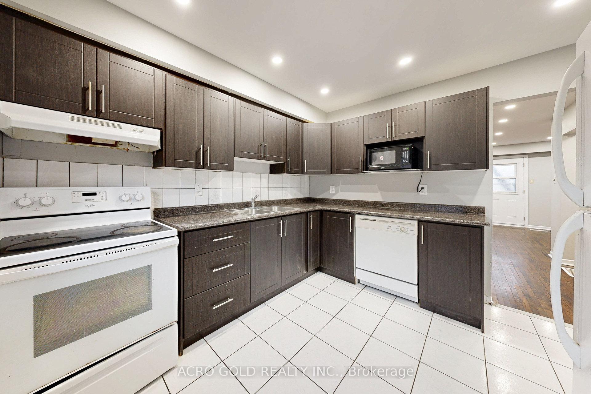 4 Bedrooms Condo at 441 Military,  Toronto For sale