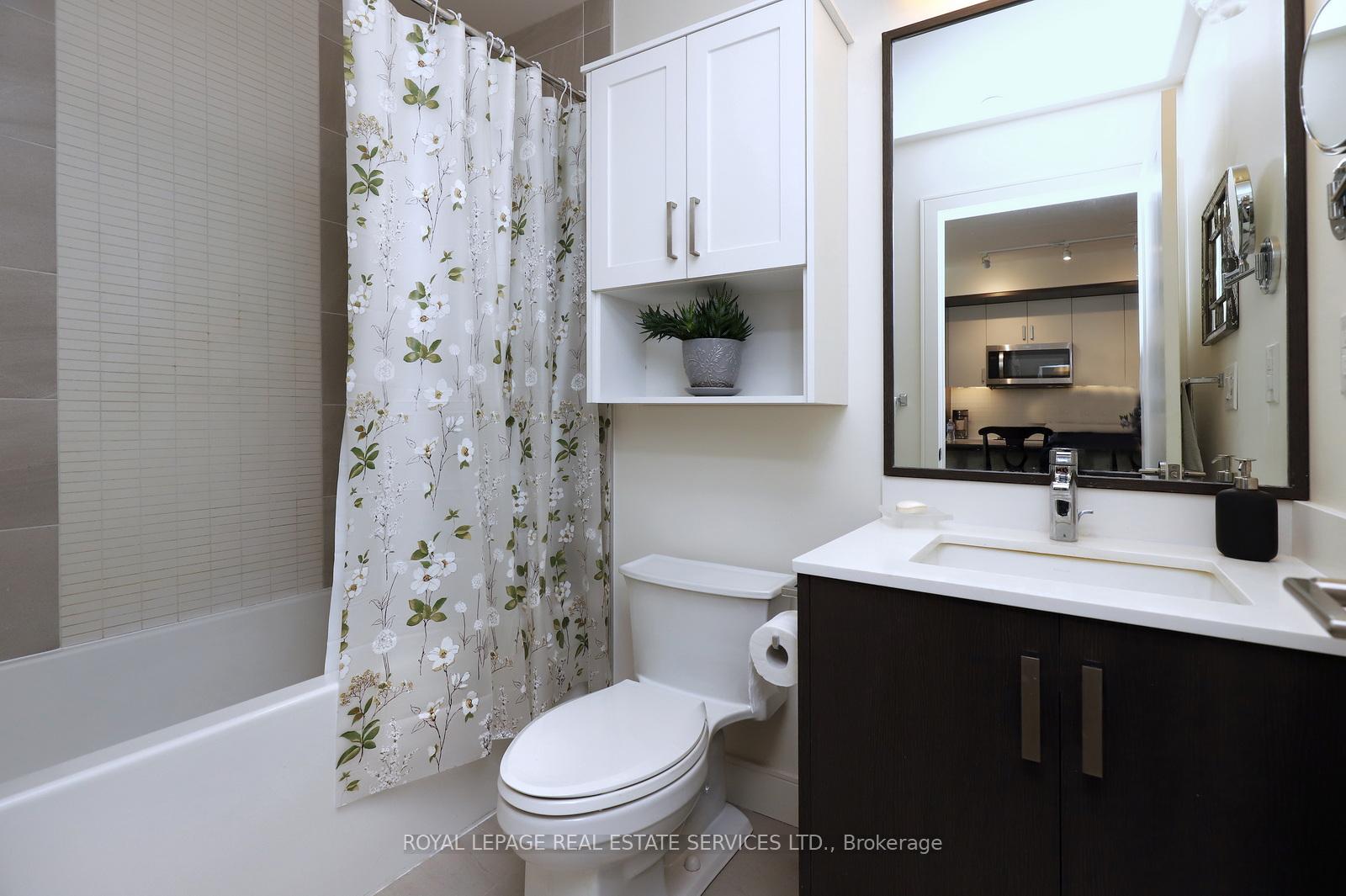 2 Bedrooms Condo at 1575 Lakeshore, Mississauga For sale