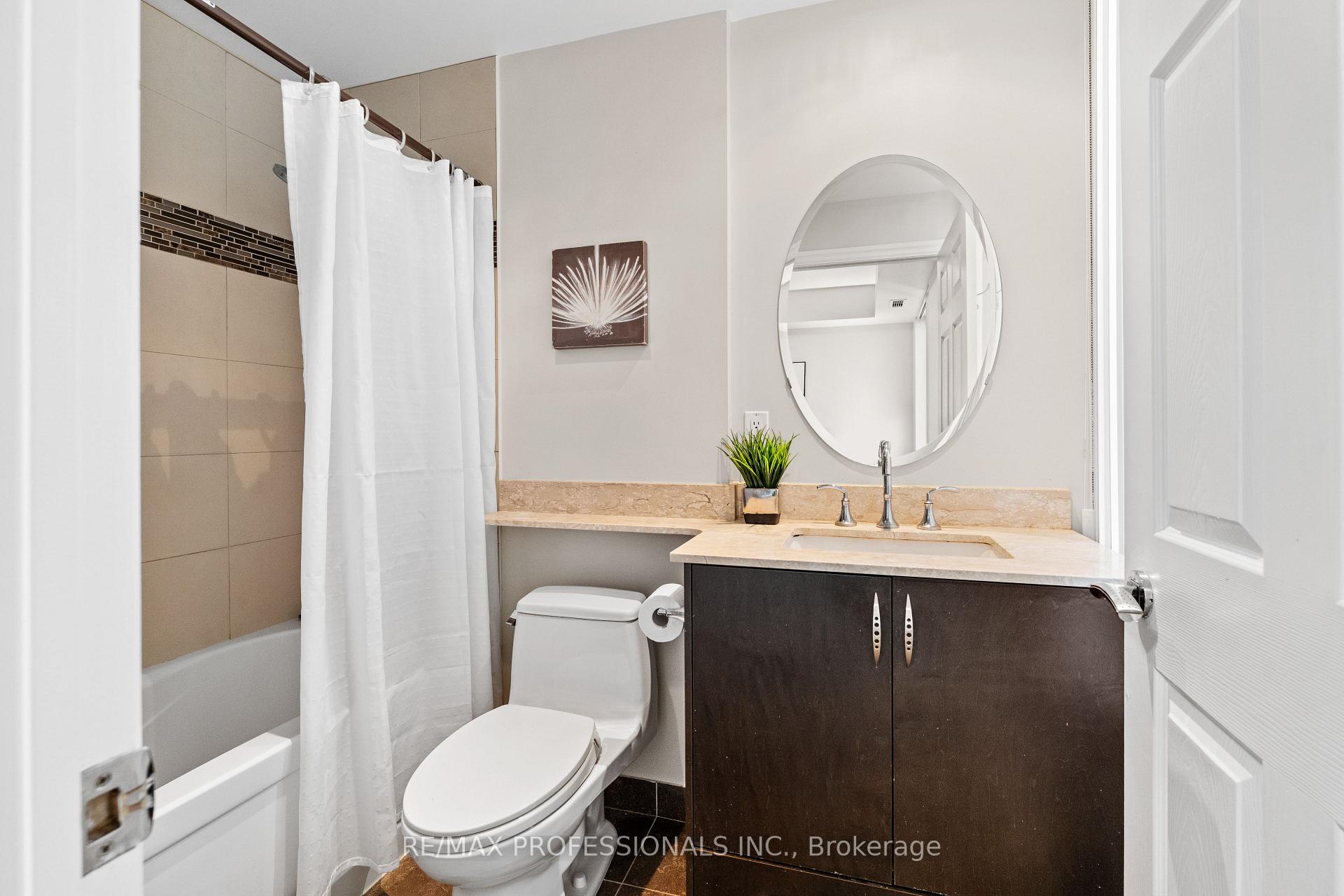 2 Bedrooms Condo at 35 Balmuto,  Toronto For sale