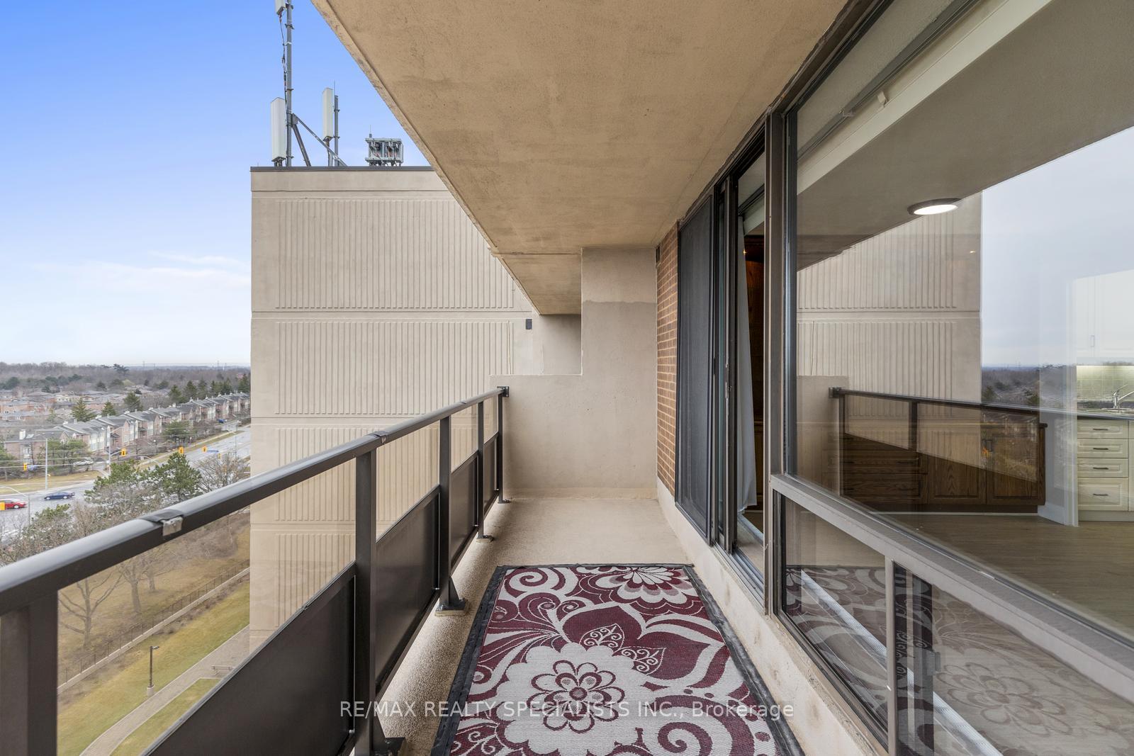 2 Bedrooms Condo at 2929 Aquitaine, Mississauga For sale