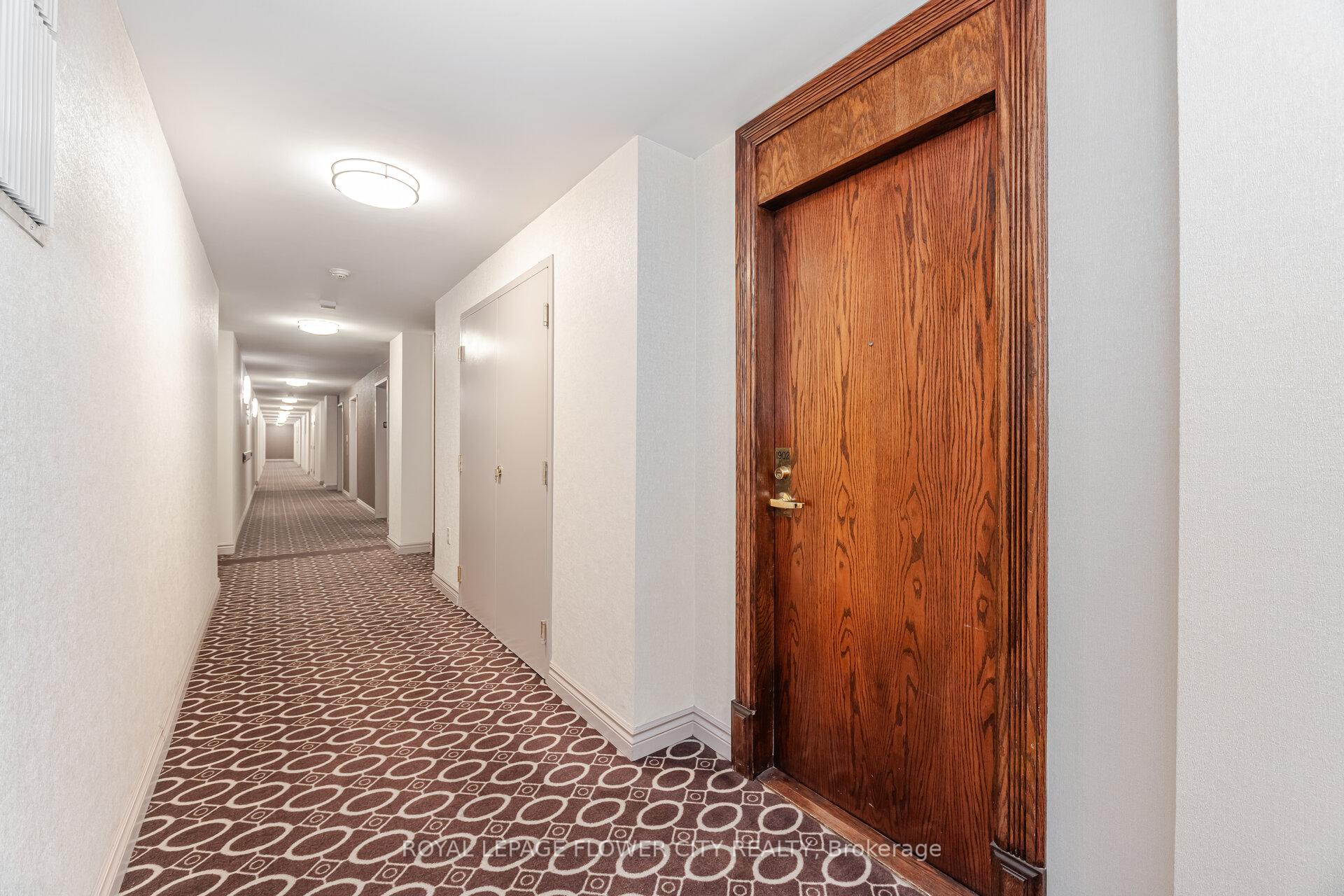2 Bedrooms Condo at 156 Enfield, Mississauga For sale