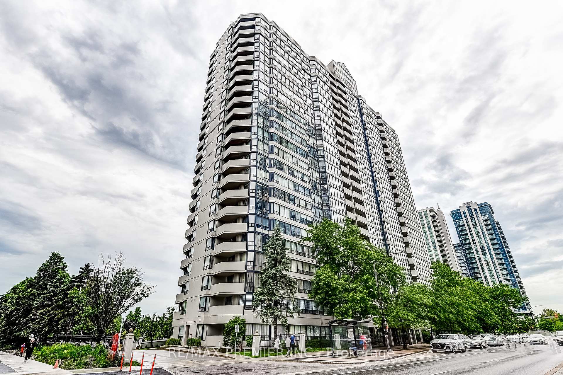 3 Bedrooms Condo at 330 Rathburn, Mississauga For sale