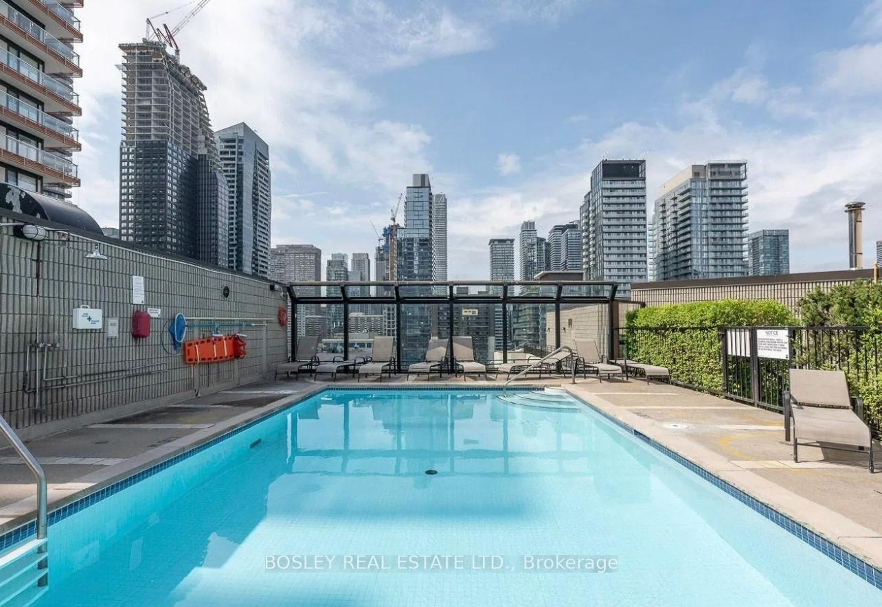 2 Bedrooms Condo at 25 Maitland, Toronto For sale