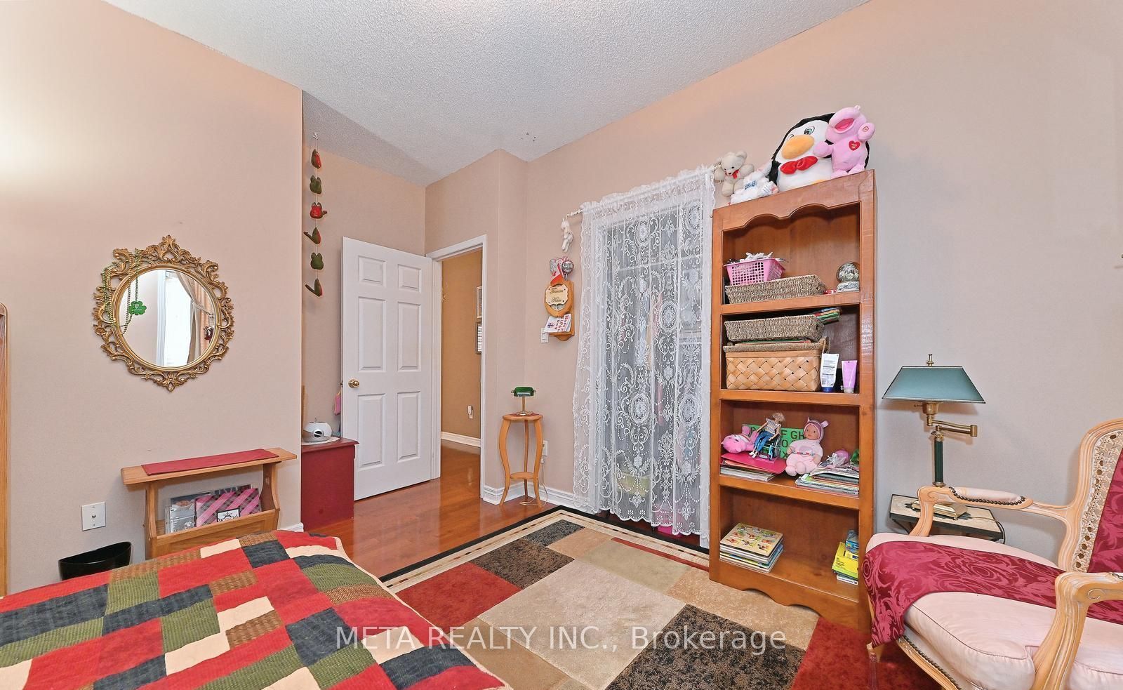 138 Van scott Drive N, #UPPER