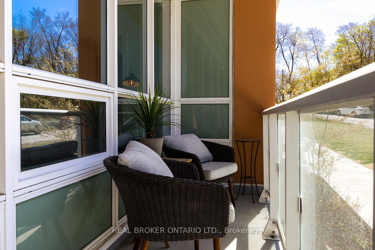 3 Bedrooms Condo at 10 Wilby, Toronto For sale