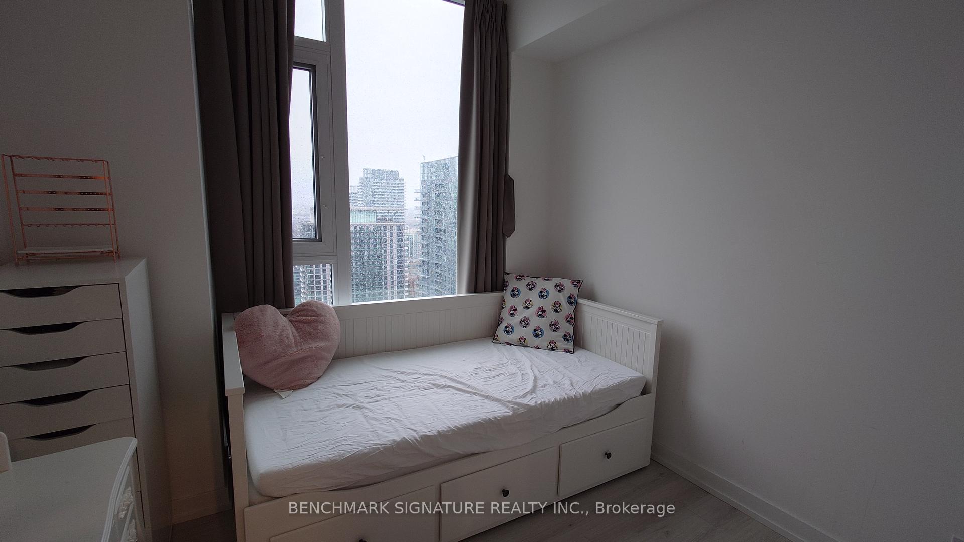 3 Bedrooms Condo at 33 Helendale, Toronto For sale