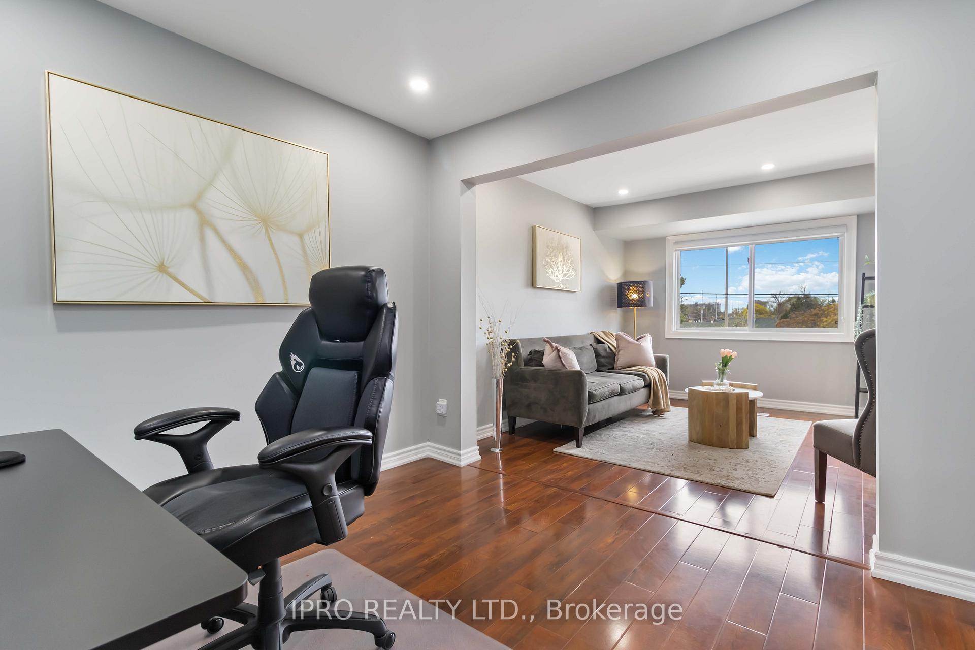 3 Bedrooms Condo at 3345 Silverado, Mississauga For sale