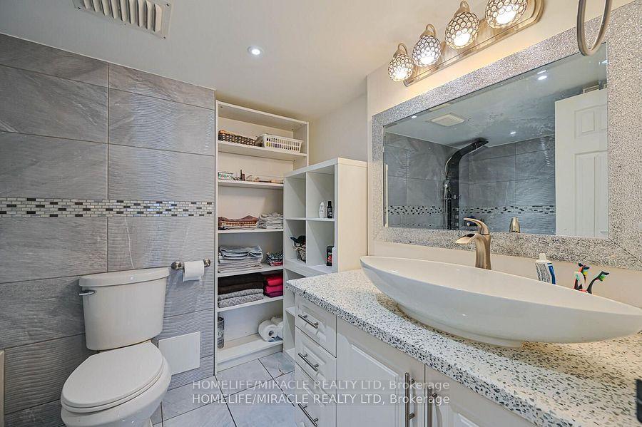 3 Bedrooms Condo at 5 Rowntree, Toronto For sale