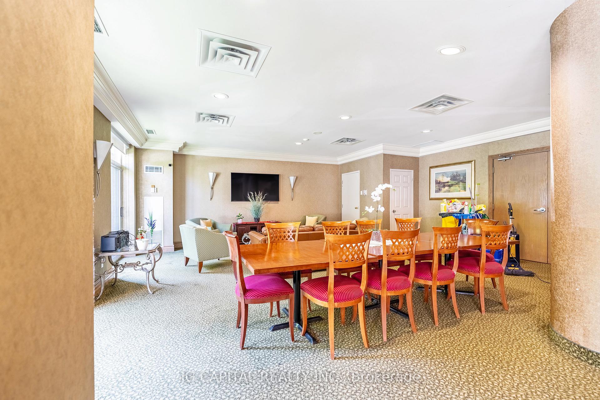 2 Bedrooms Condo at 233 Beecroft,  Toronto For sale