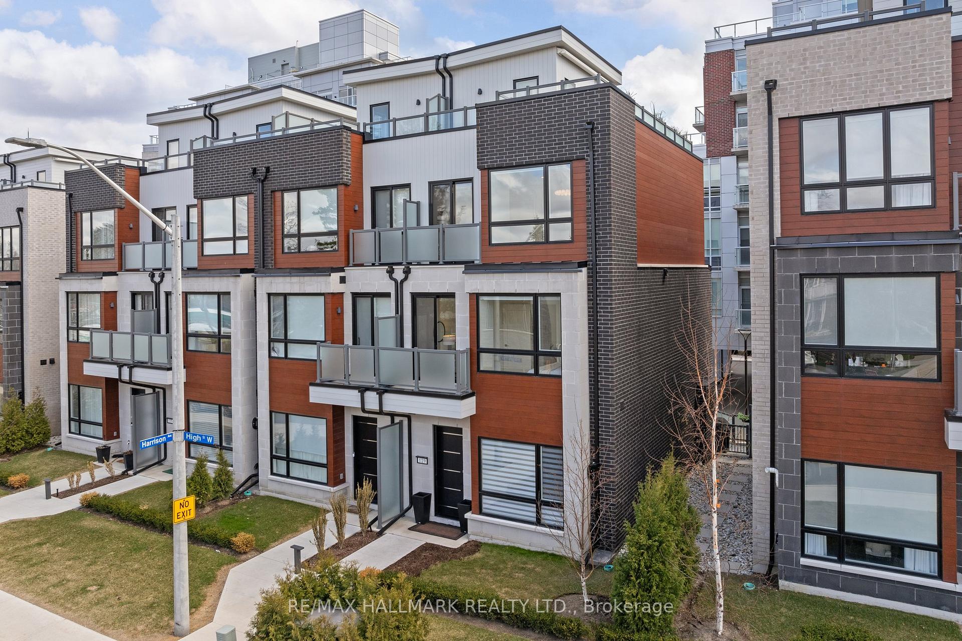 3 Bedrooms Condo at 129 High, Mississauga For sale