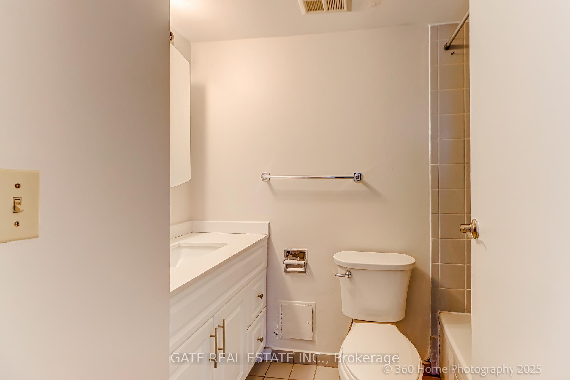 3 Bedrooms Condo at 10 Markbrook, Toronto For sale