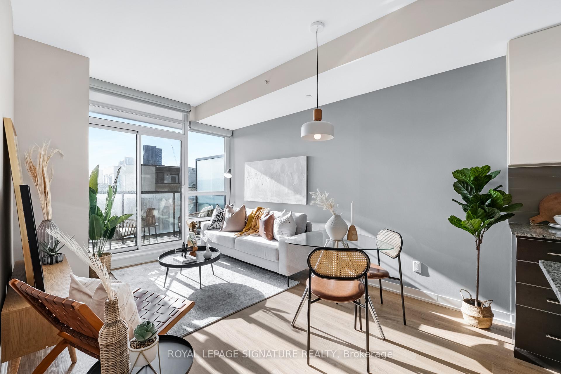 2 Bedrooms Condo at 8 Fieldway, Toronto For sale