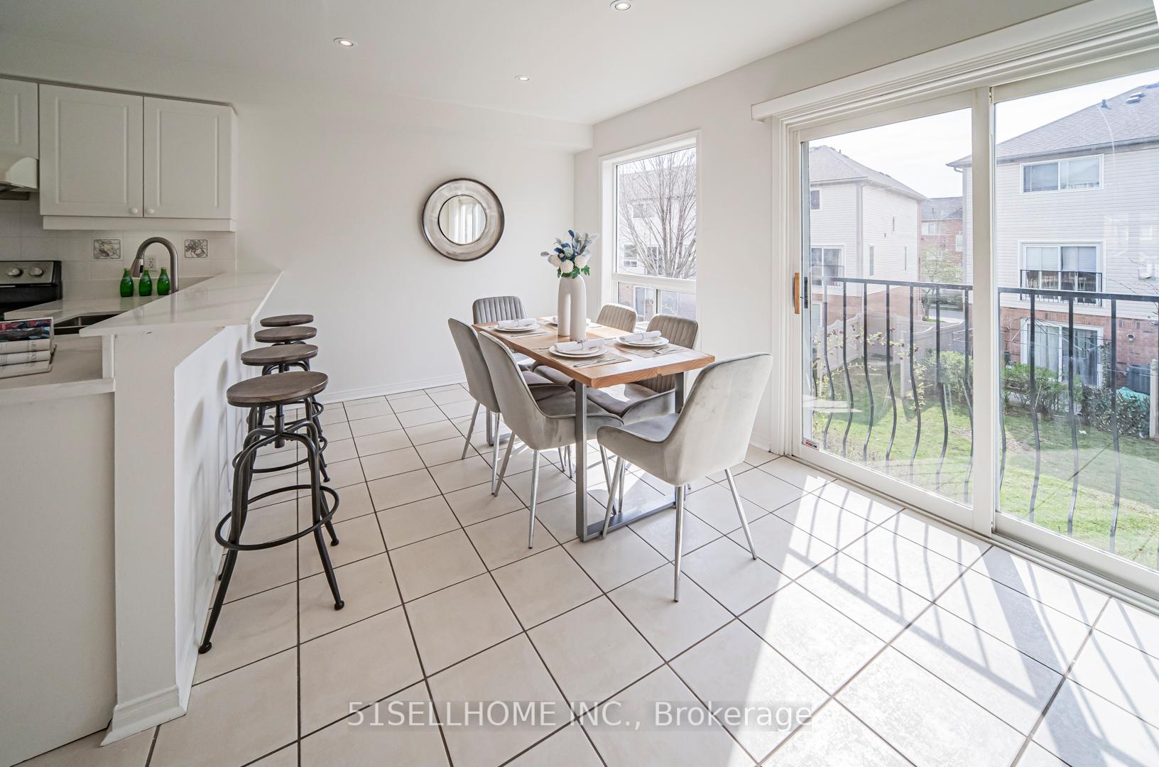 4 Bedrooms Condo at 858 Scollard,  Mississauga For sale