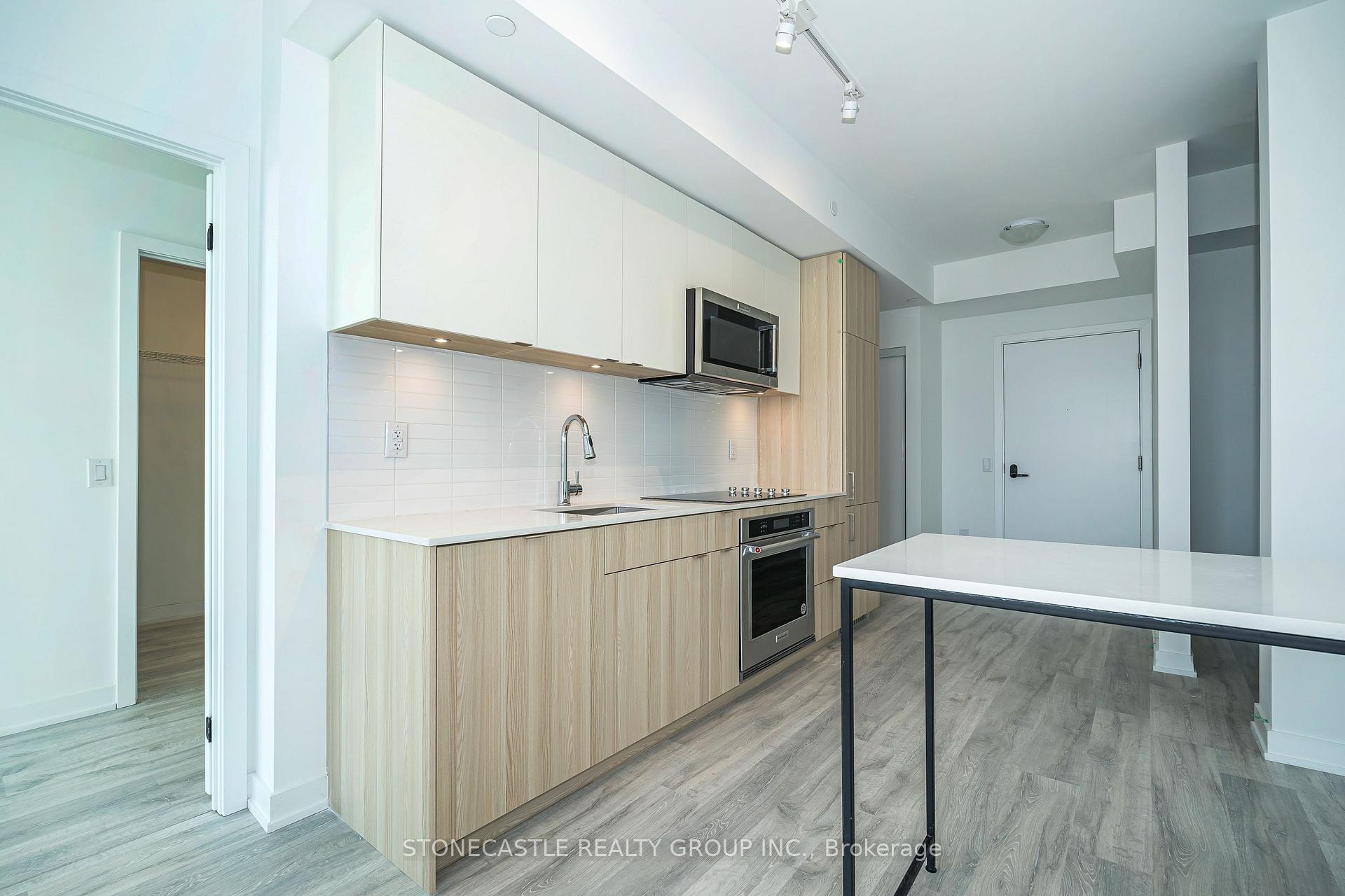 3 Bedrooms Condo at 220 Missinnihe, Mississauga For sale