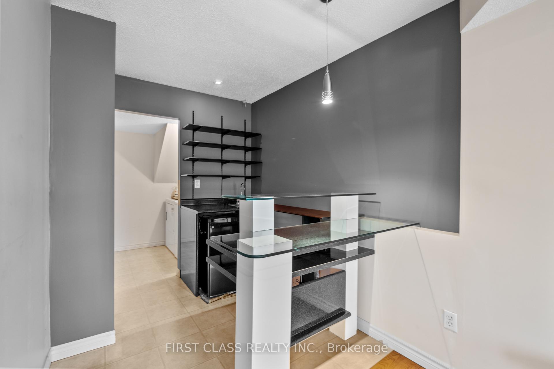 4 Bedrooms Condo at 10A Leaside Park, Toronto For sale
