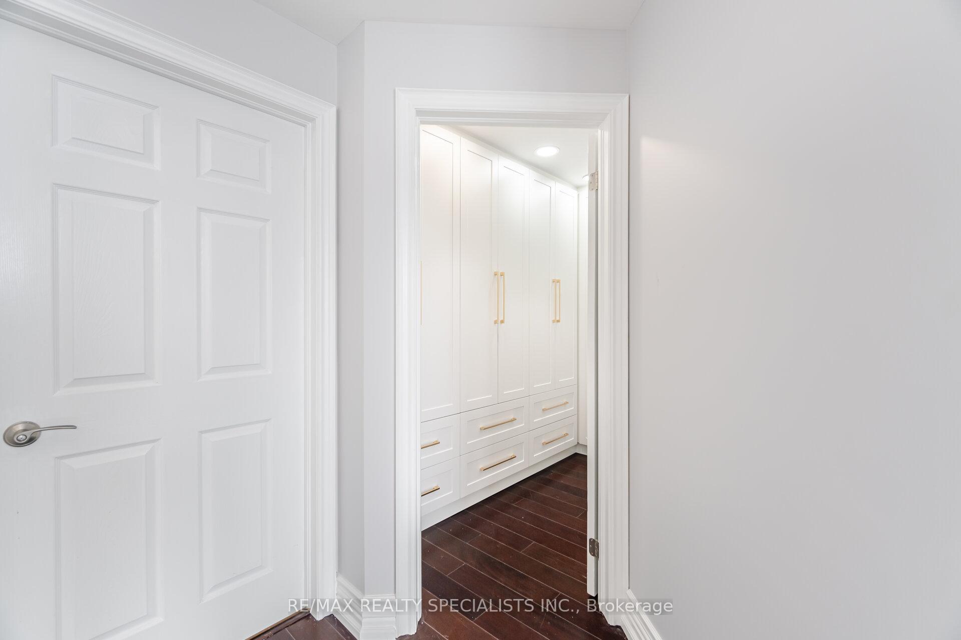 3 Bedrooms Condo at 1477 Lakeshore,  Burlington For sale