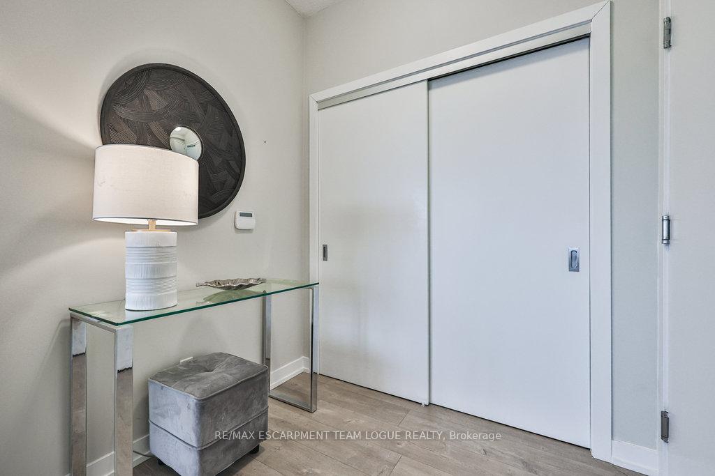 2 Bedrooms Condo at 2081 Fairview,  Burlington For sale