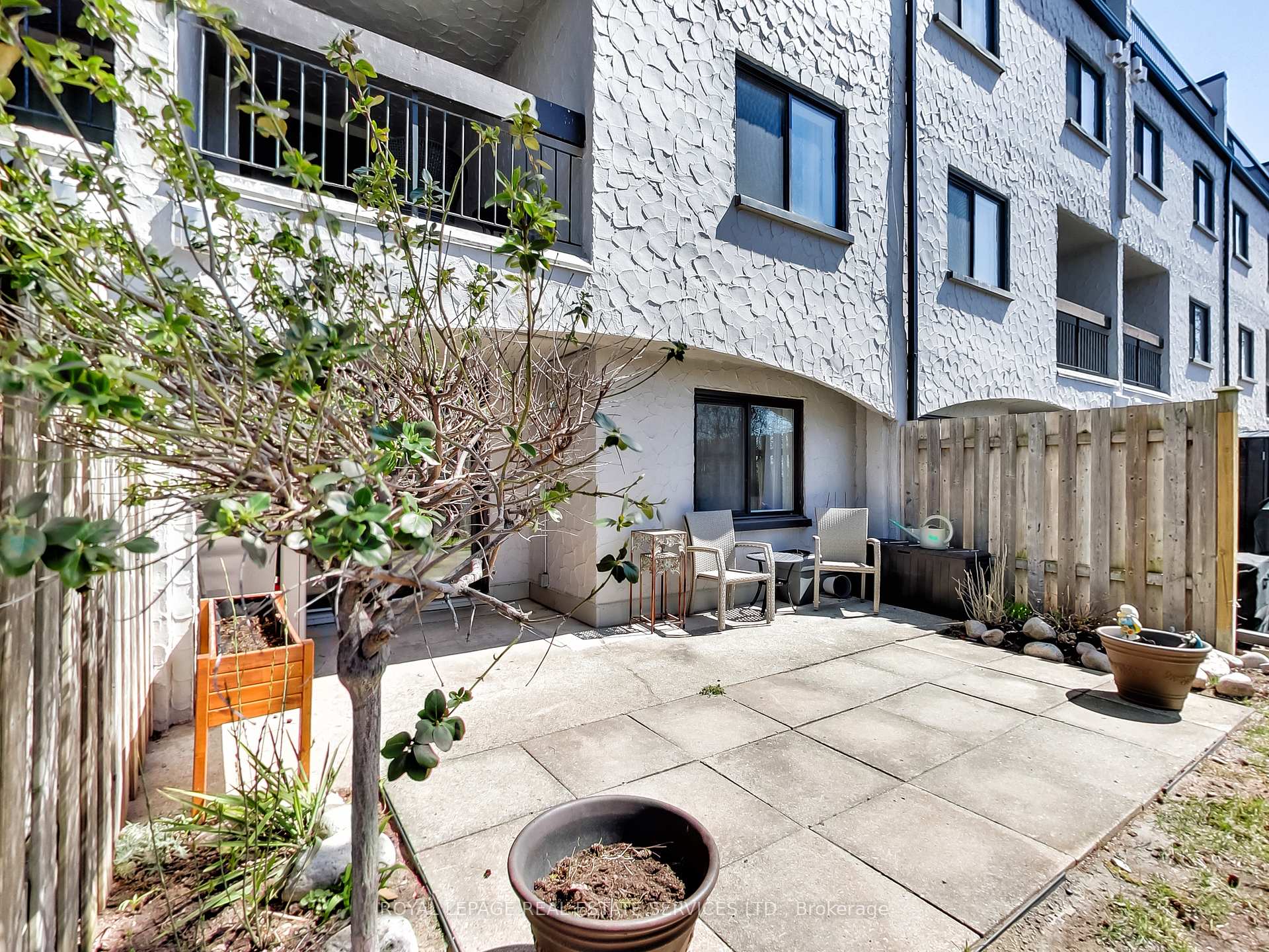 3 Bedrooms Condo at 1008 Falgarwood,  Oakville For sale