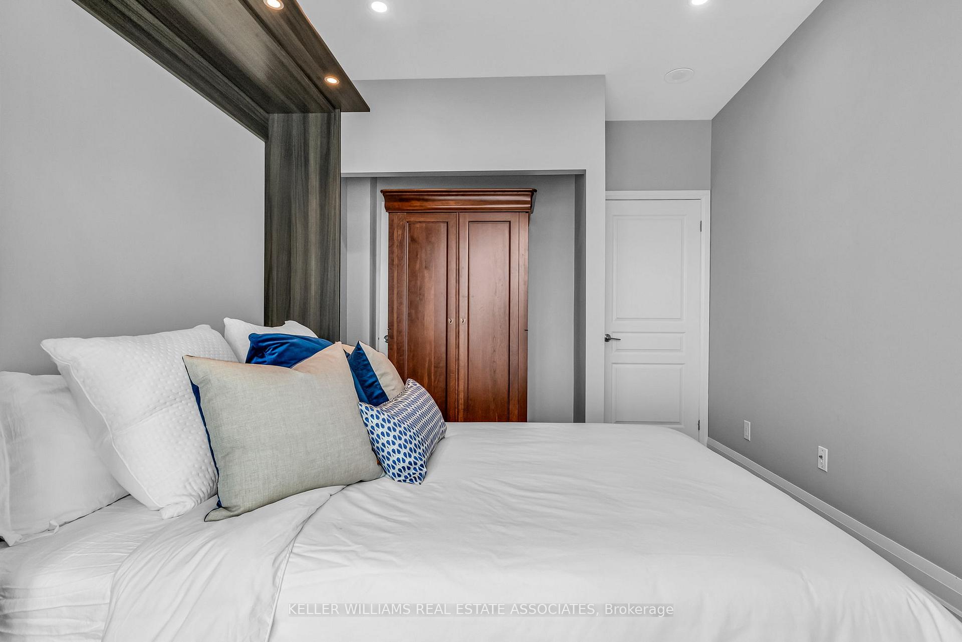 2 Bedrooms Condo at 1 Hurontario, Mississauga For sale