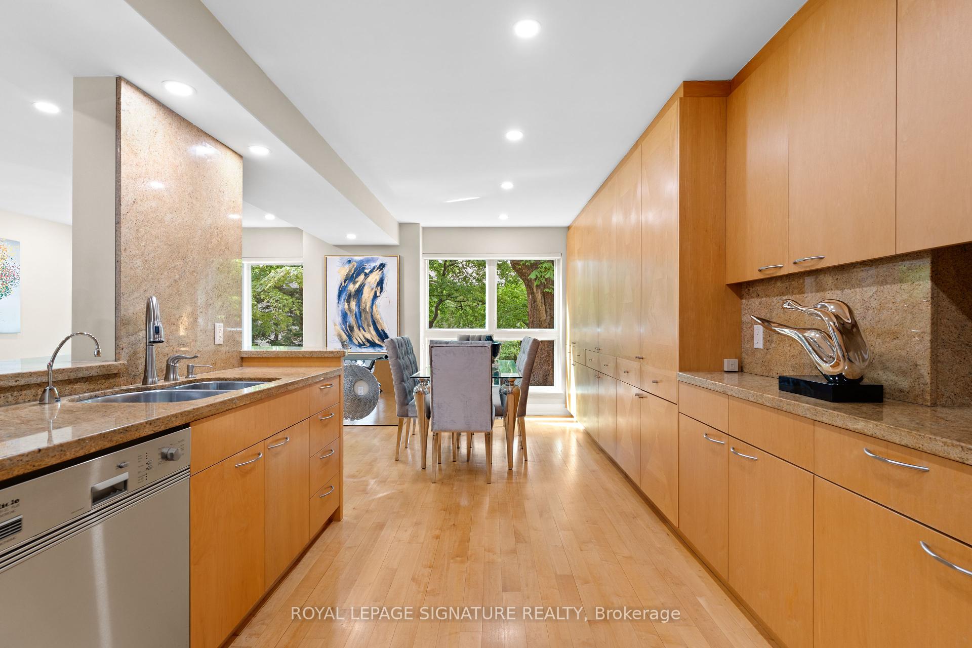 4 Bedrooms Condo at 96 Crimson Mill, Toronto For sale