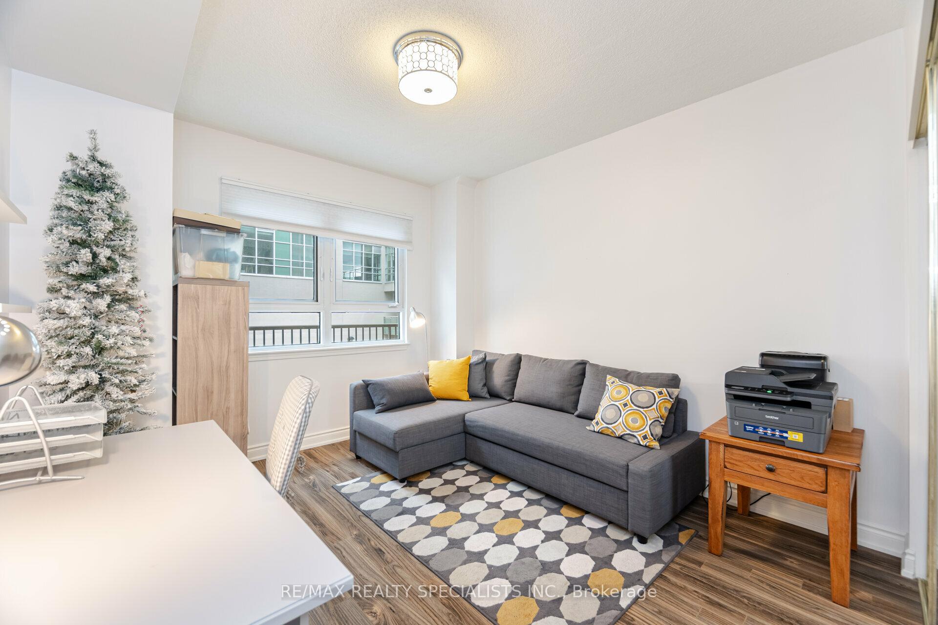 3 Bedrooms Condo at 399 Elizabeth, Burlington For sale