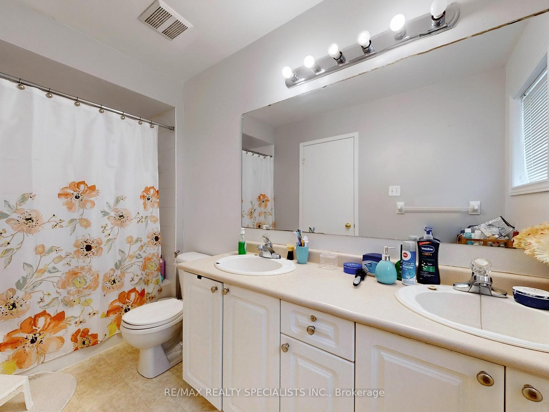 3 Bedrooms Condo at 5223 Fairford,  Mississauga For sale