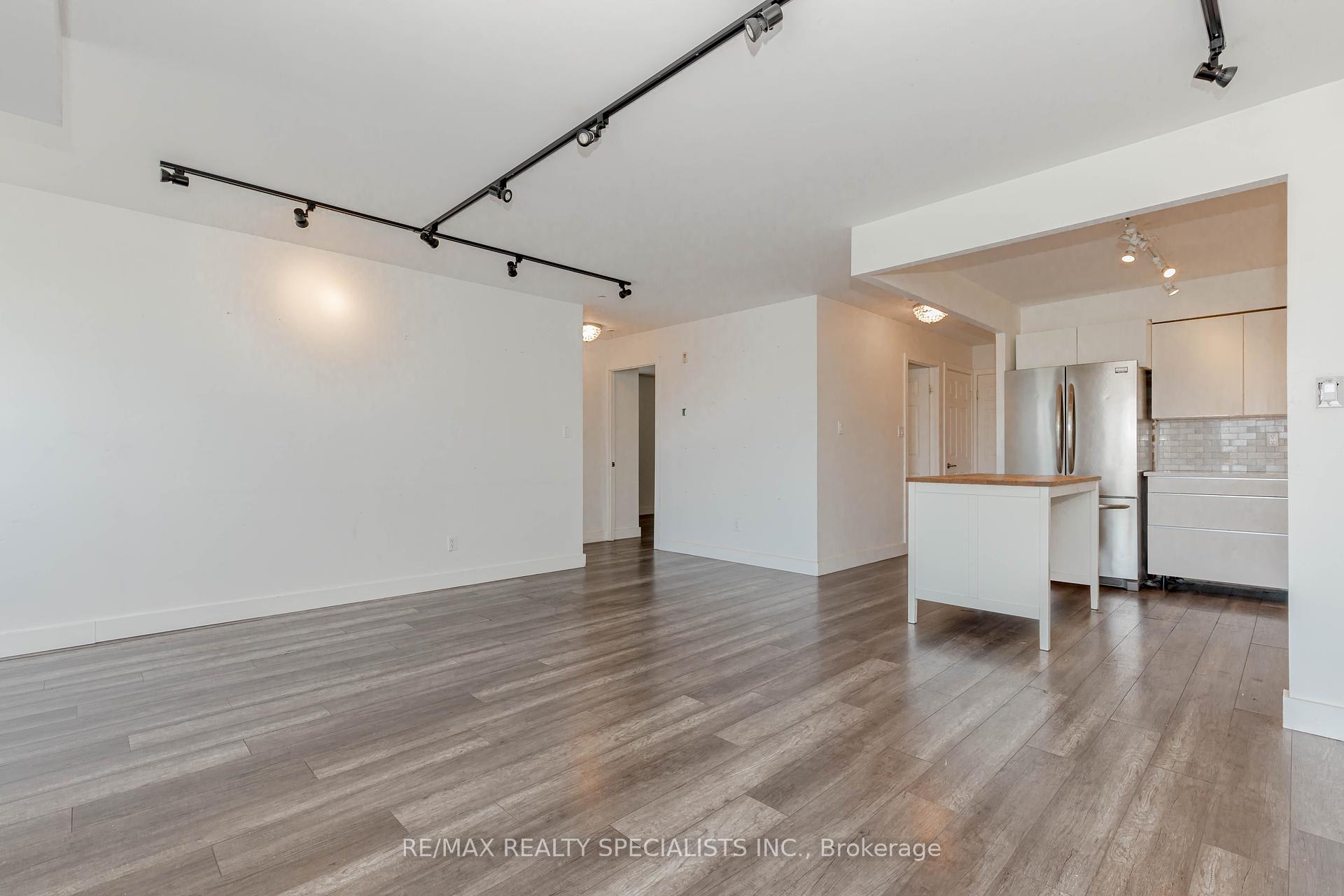 2 Bedrooms Condo at 32 Tannery, Mississauga For sale