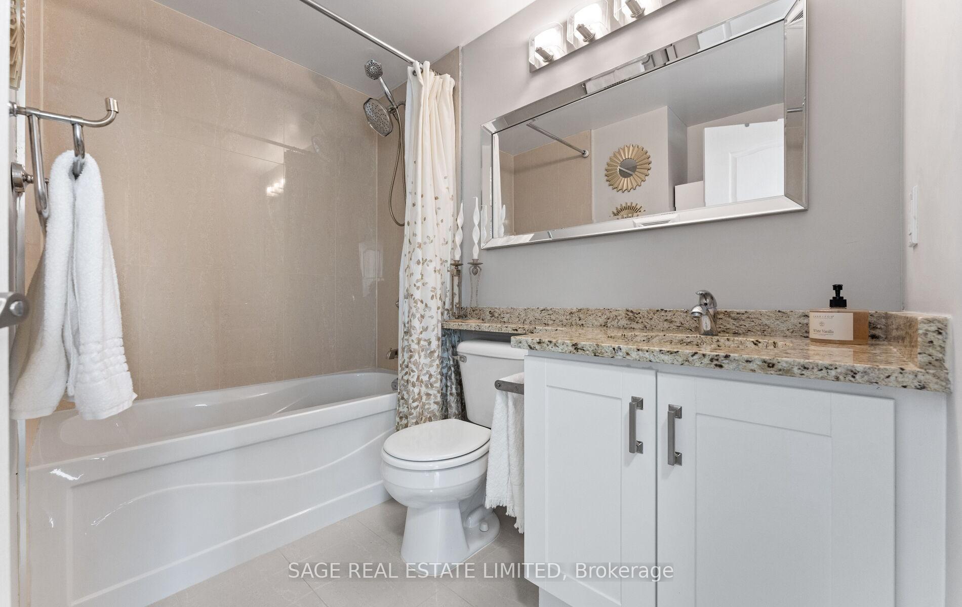 2 Bedrooms Condo at 88 Promenade, Vaughan For sale