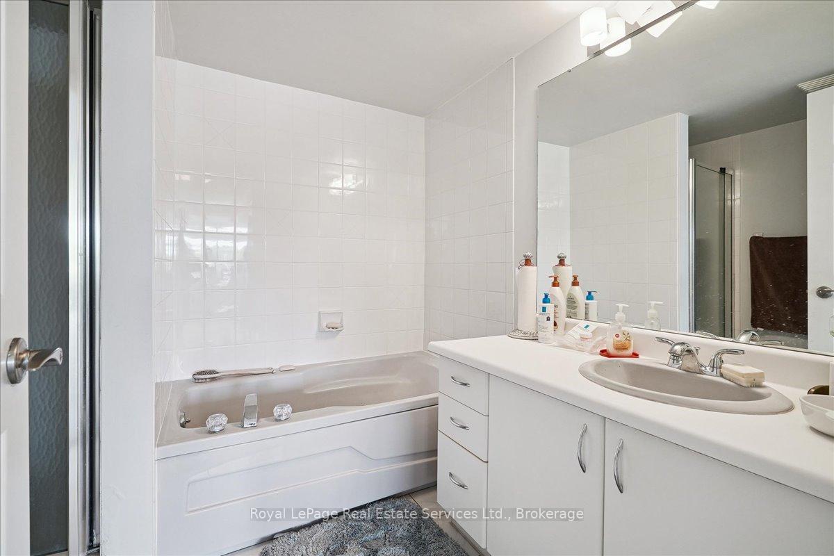 2 Bedrooms Condo at 100 Bronte, Oakville For sale