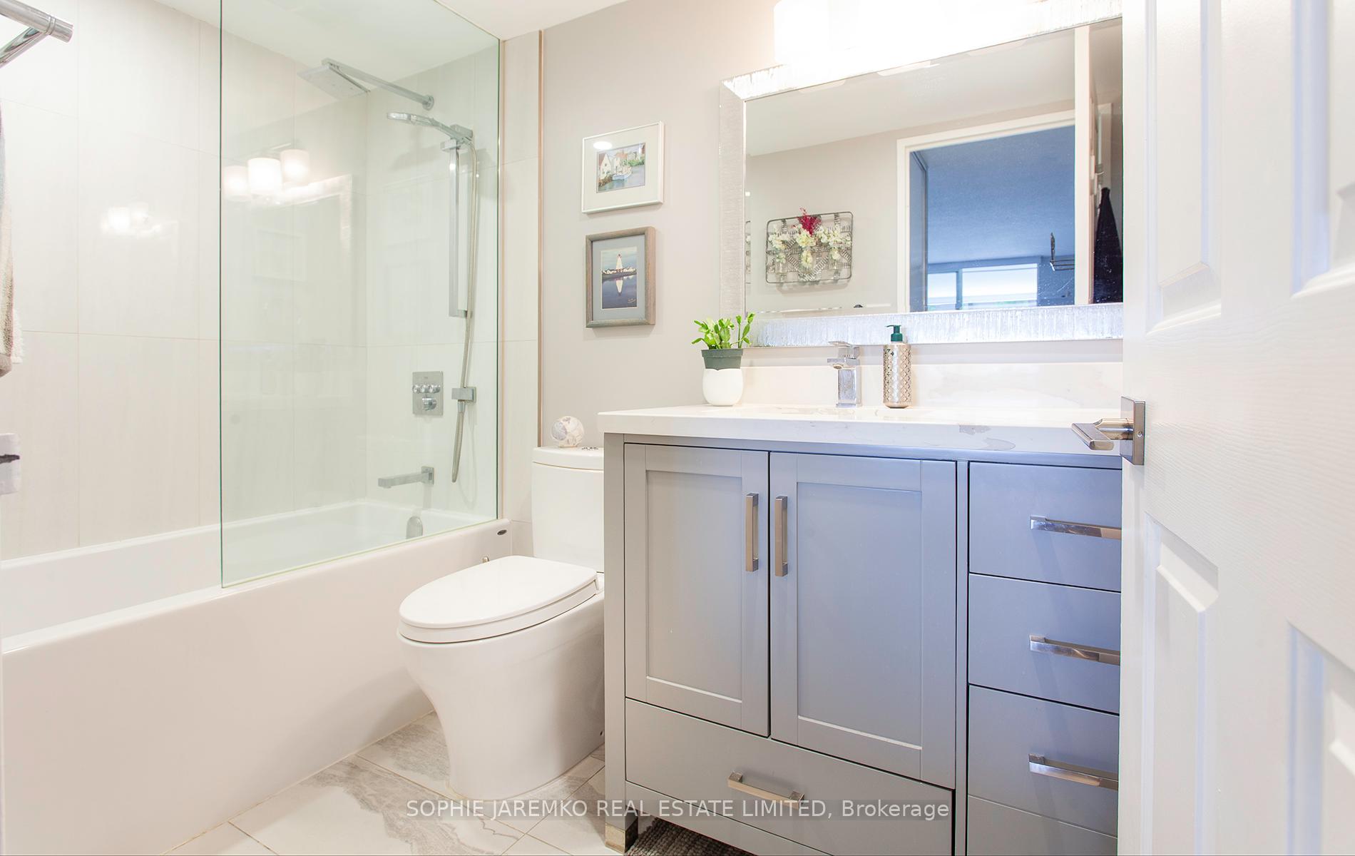 3 Bedrooms Condo at 22 Southport, Toronto For sale