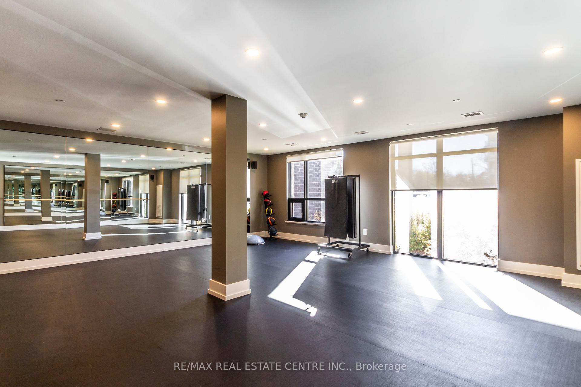2 Bedrooms Condo at 340 Plains, Burlington For sale