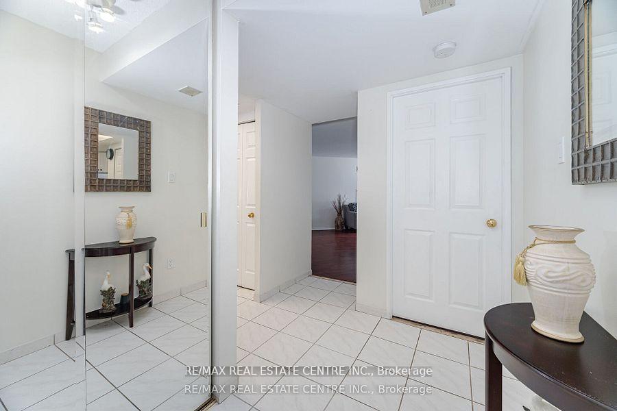 3 Bedrooms Condo at 250 Webb, Mississauga For sale