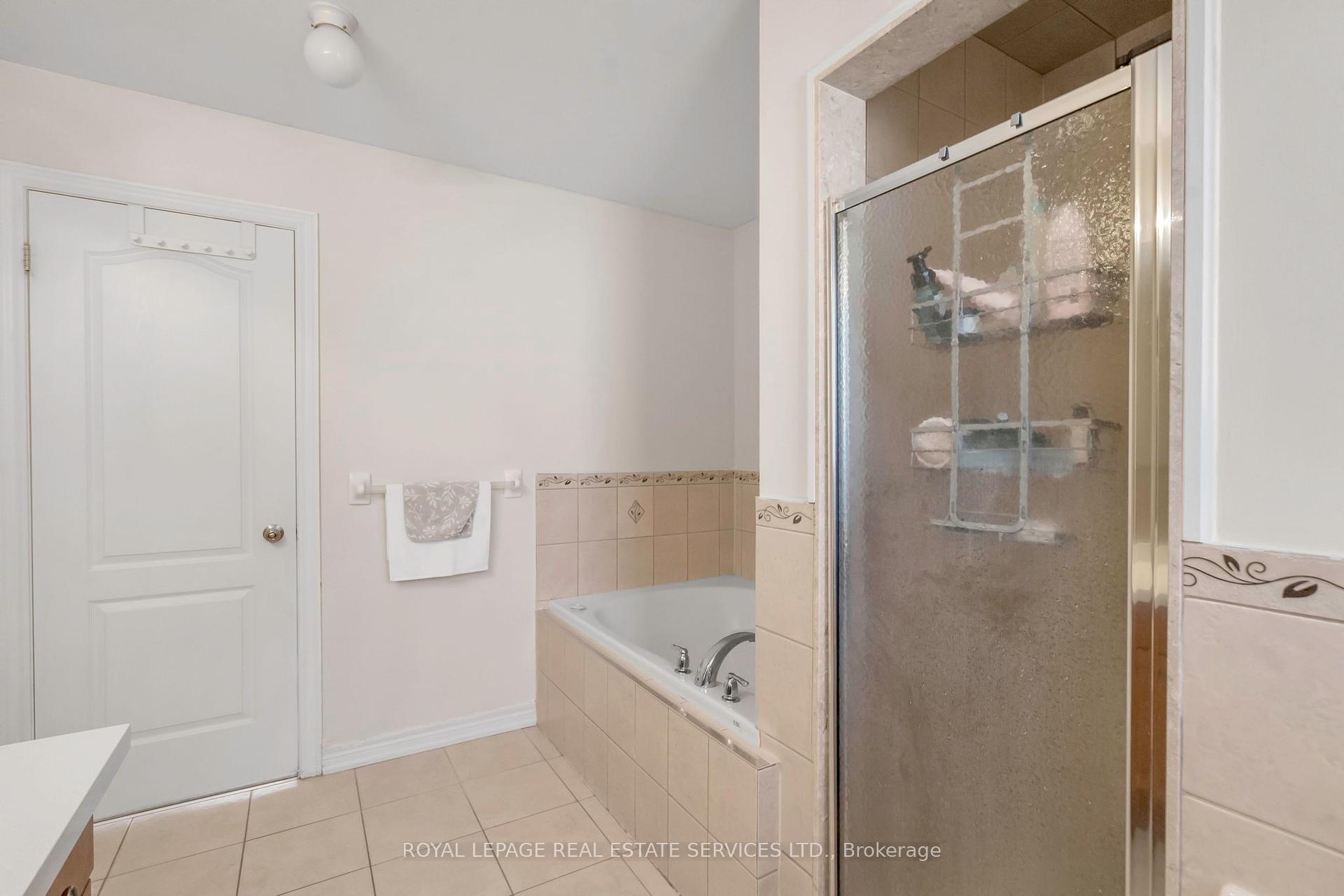 3 Bedrooms Condo at 3040 Fifth, Mississauga For sale