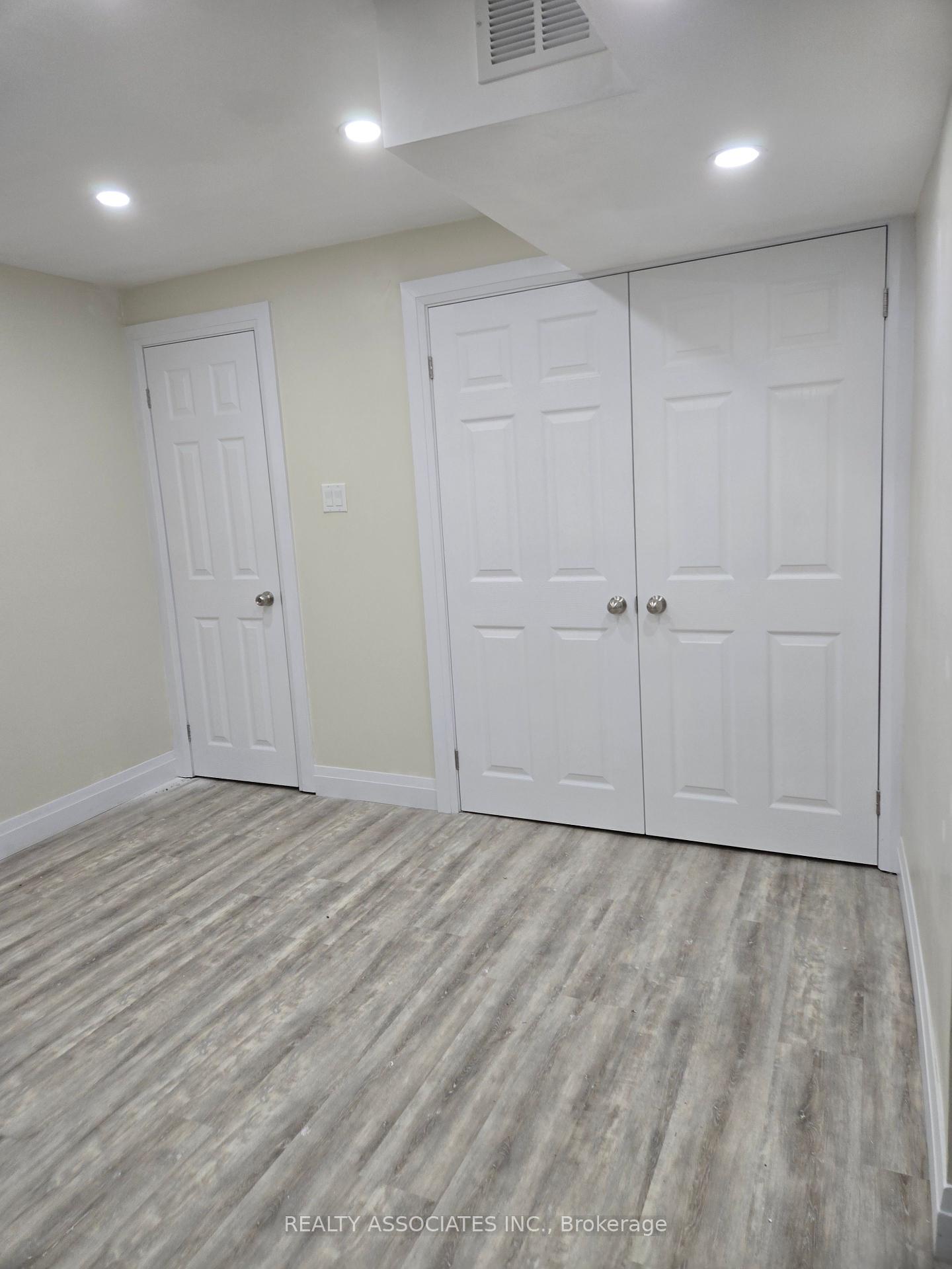 3 Bedrooms Condo at 2 Stonehill, Toronto For sale
