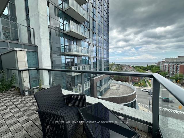 2 Bedrooms Condo at 1 Hurontario, Mississauga For sale