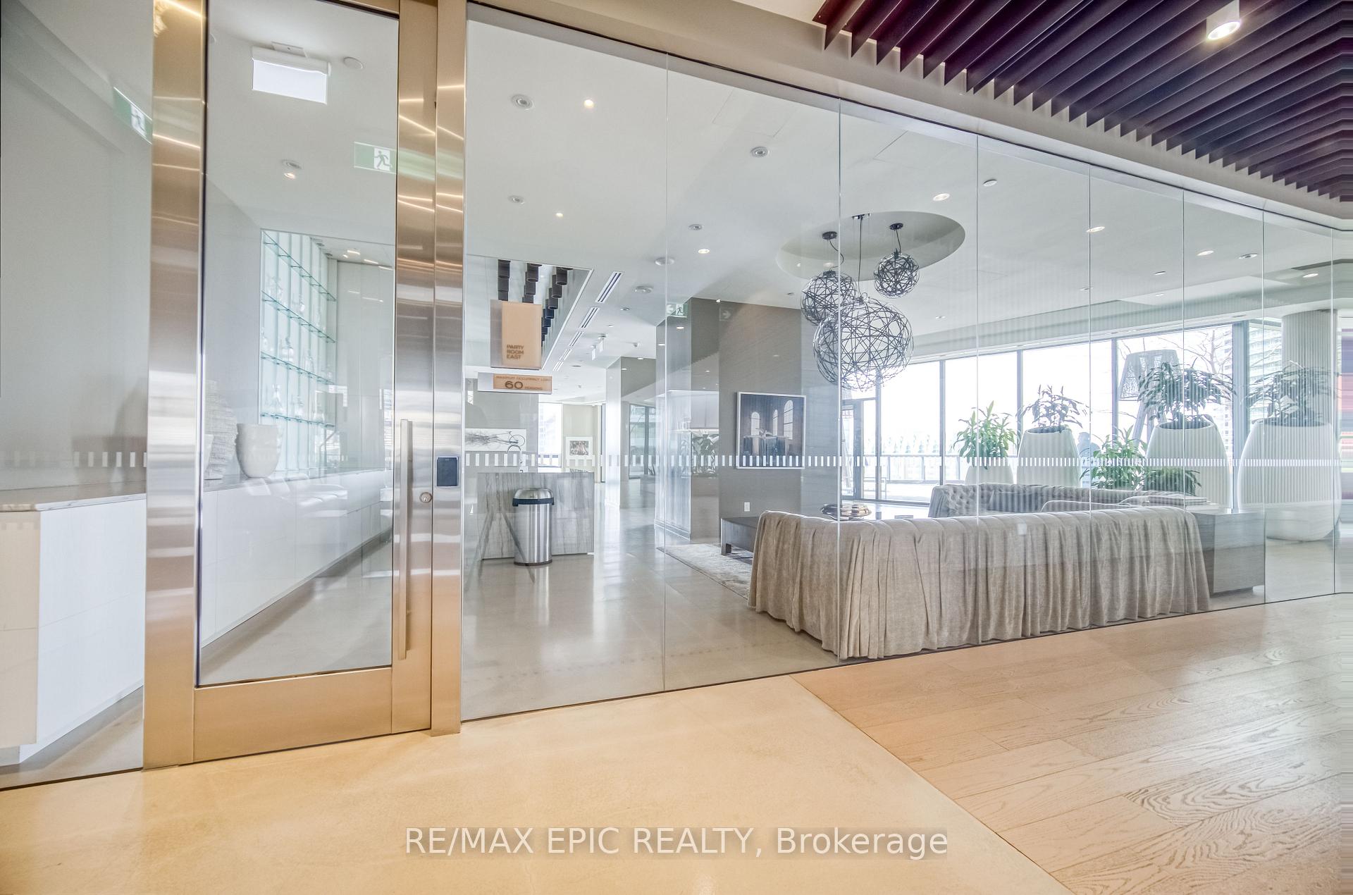 3 Bedrooms Condo at 88 Harbour,  Toronto For sale