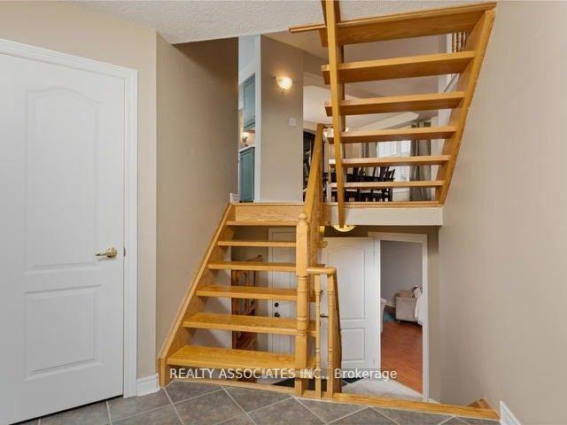 3 Bedrooms Condo at 199 Hillcrest,  Mississauga For sale