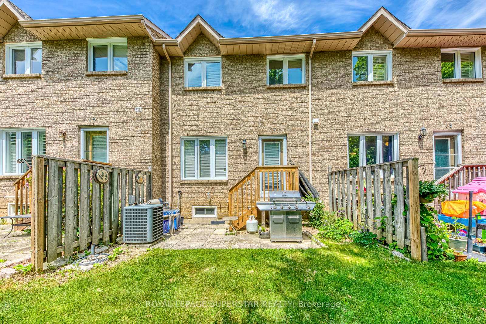 3 Bedrooms Condo at 1809 Upper Wentworth, Hamilton For sale