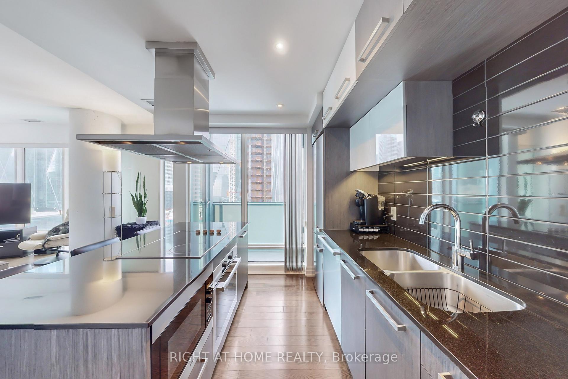 3 Bedrooms Condo at 8 The Esplanade, Toronto For sale