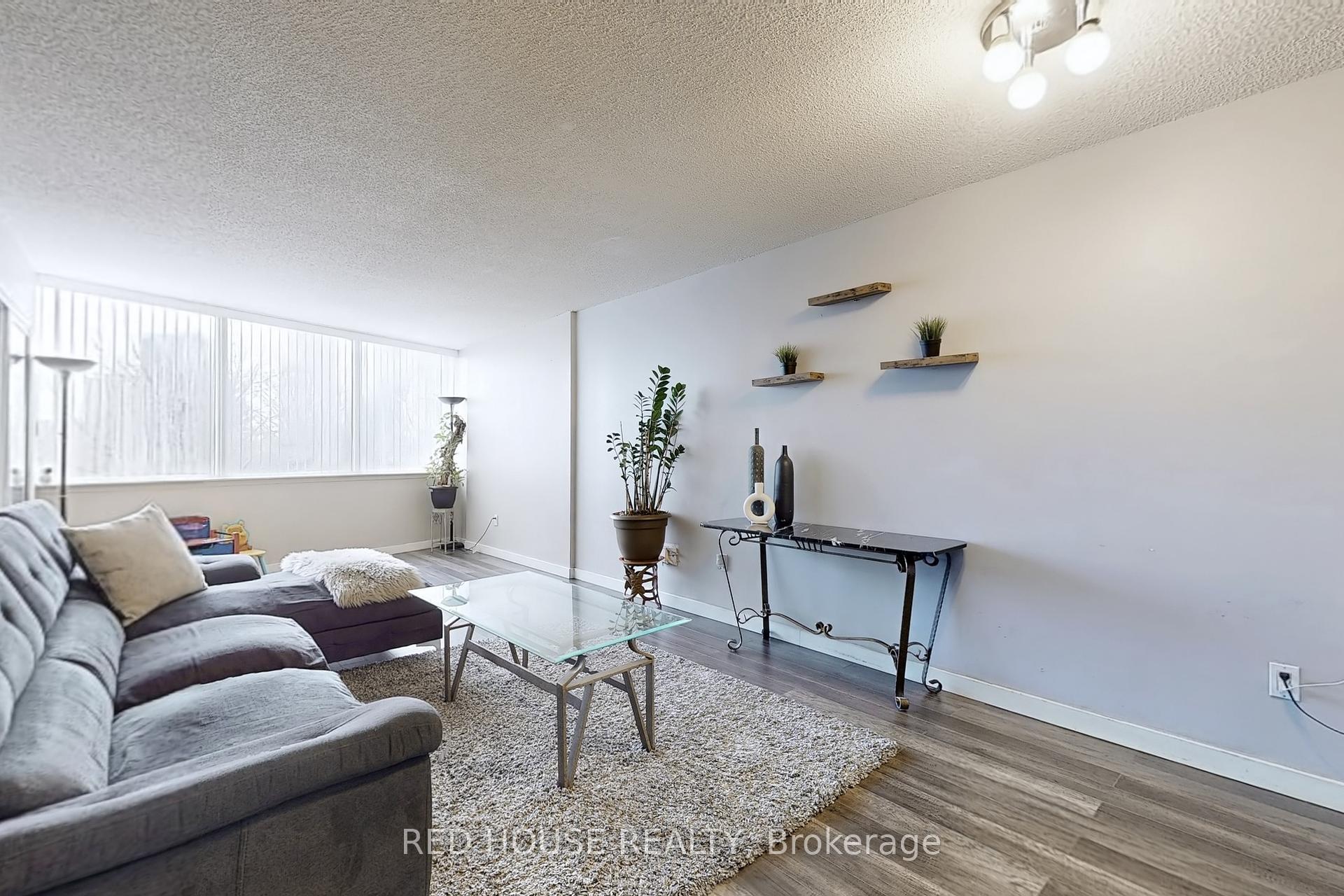2 Bedrooms Condo at 10 Markbrook,  Toronto For sale