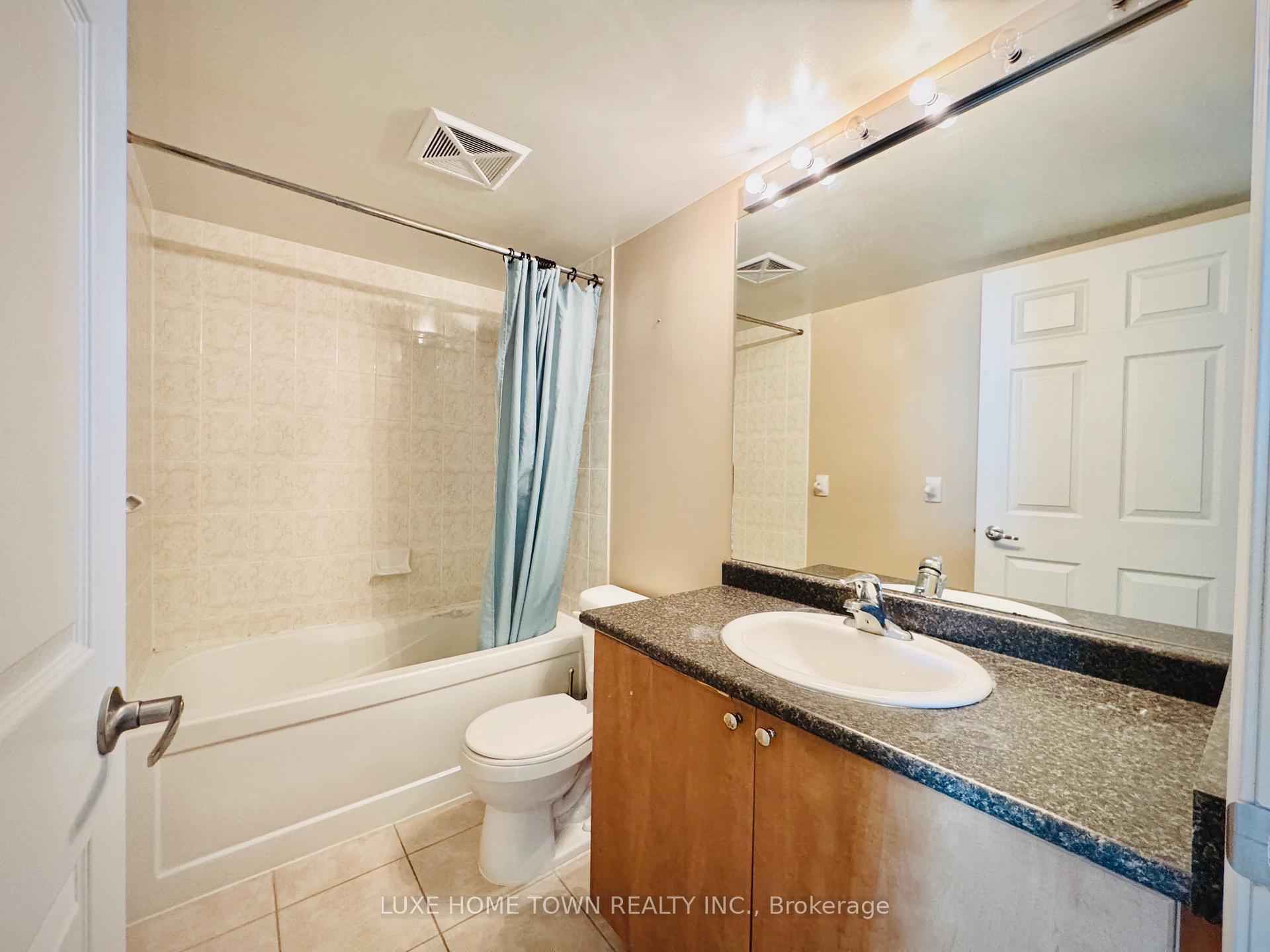2 Bedrooms Condo at 208 Enfield, Mississauga For sale