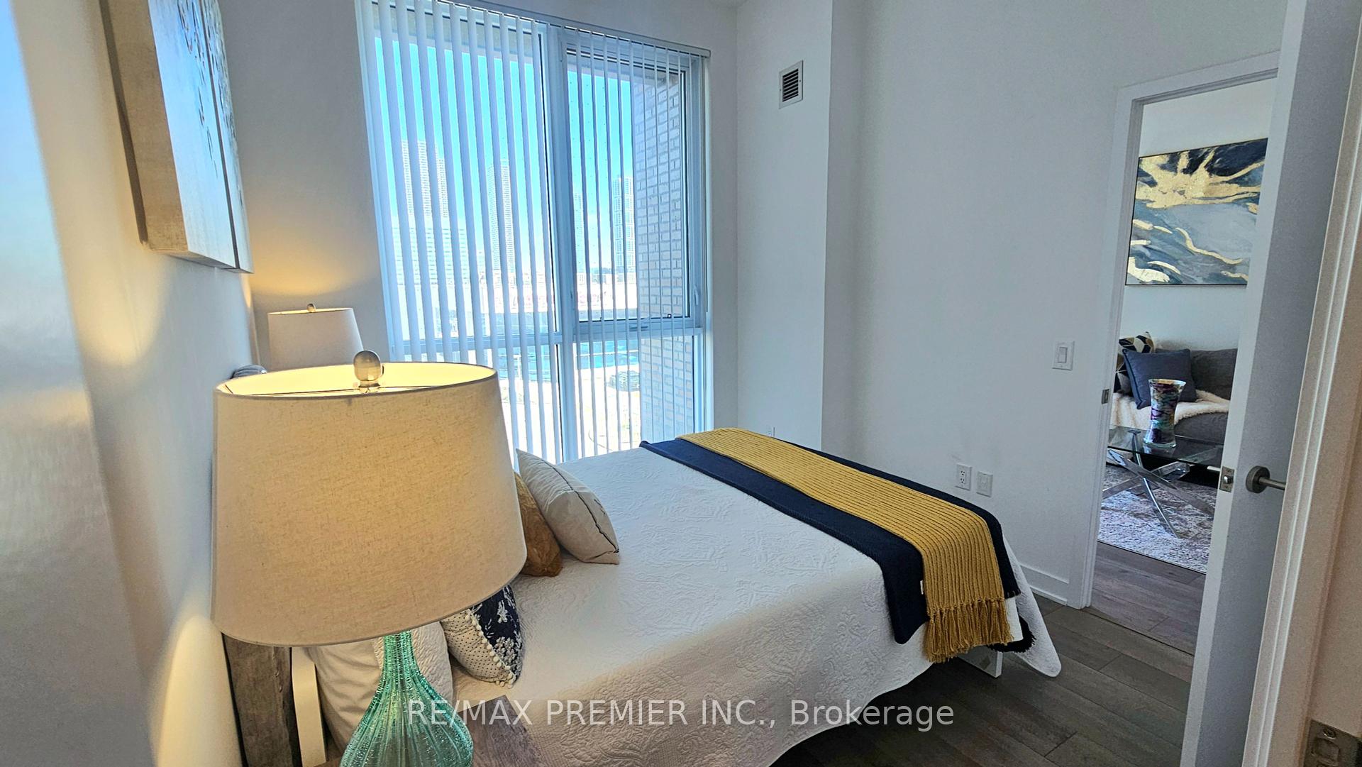 2 Bedrooms Condo at 10 Honeycrisp, Vaughan For sale