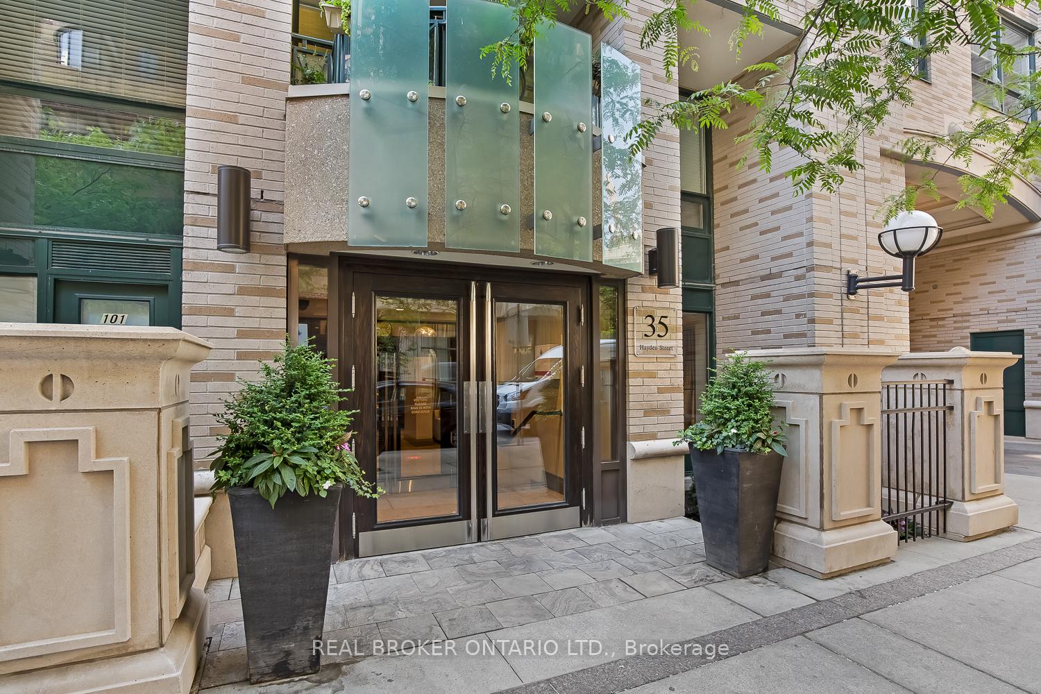 2 Bedrooms Condo at 35 Hayden, Toronto For sale